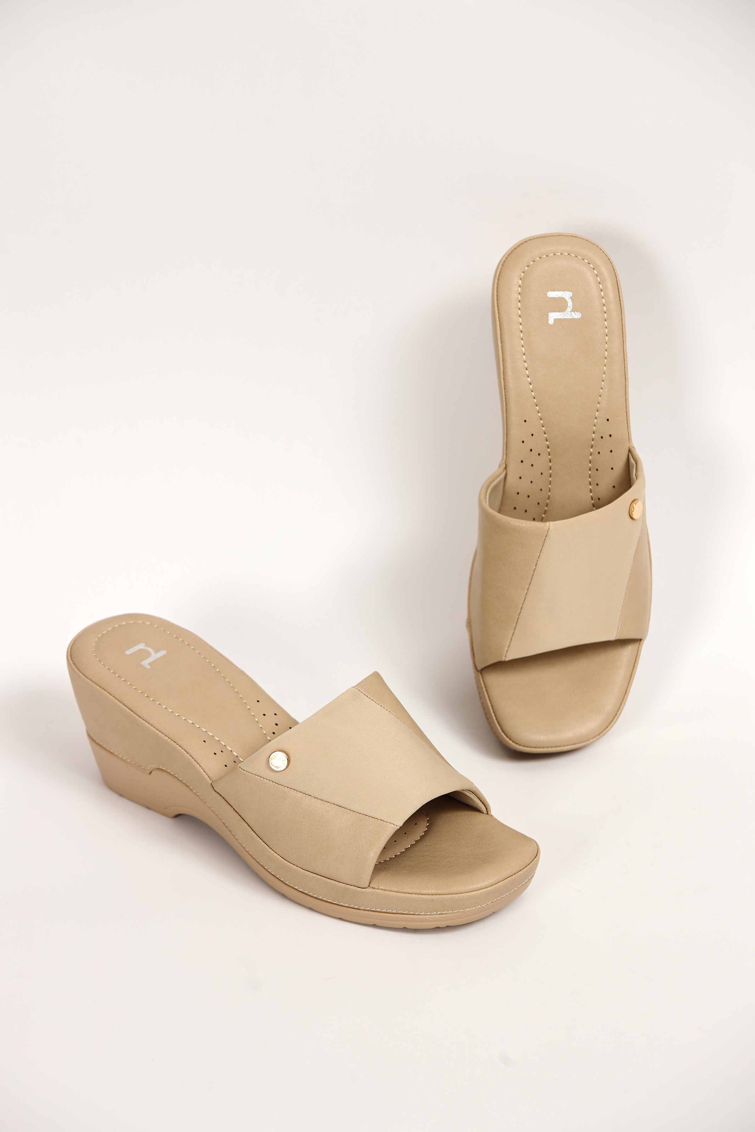 Beige Chappal-438982918