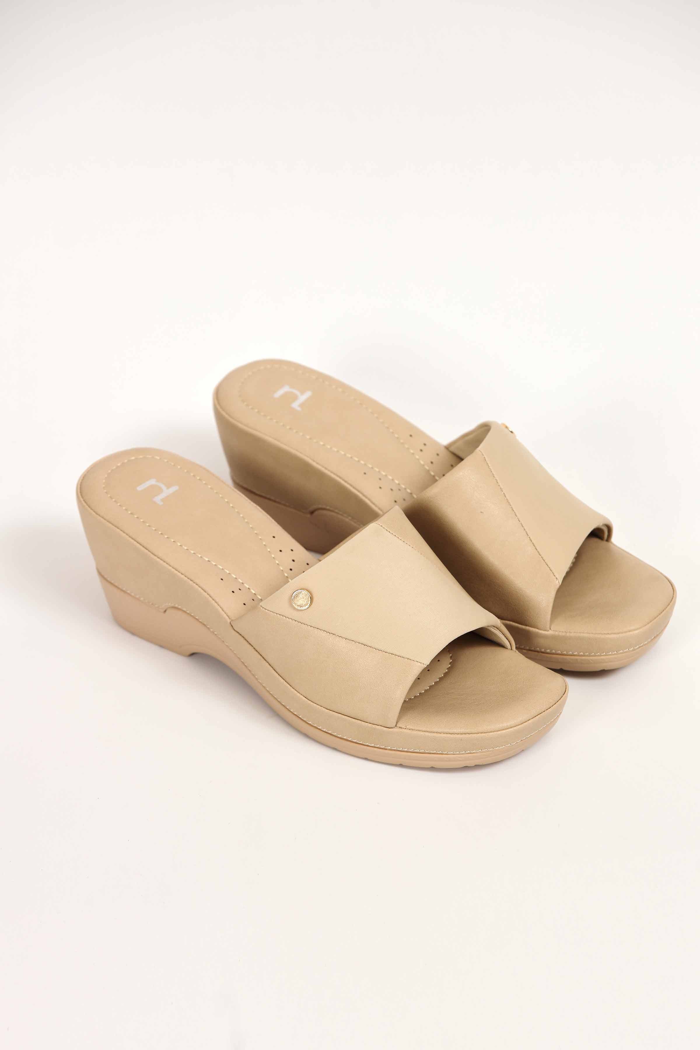 Beige Chappal-438982918