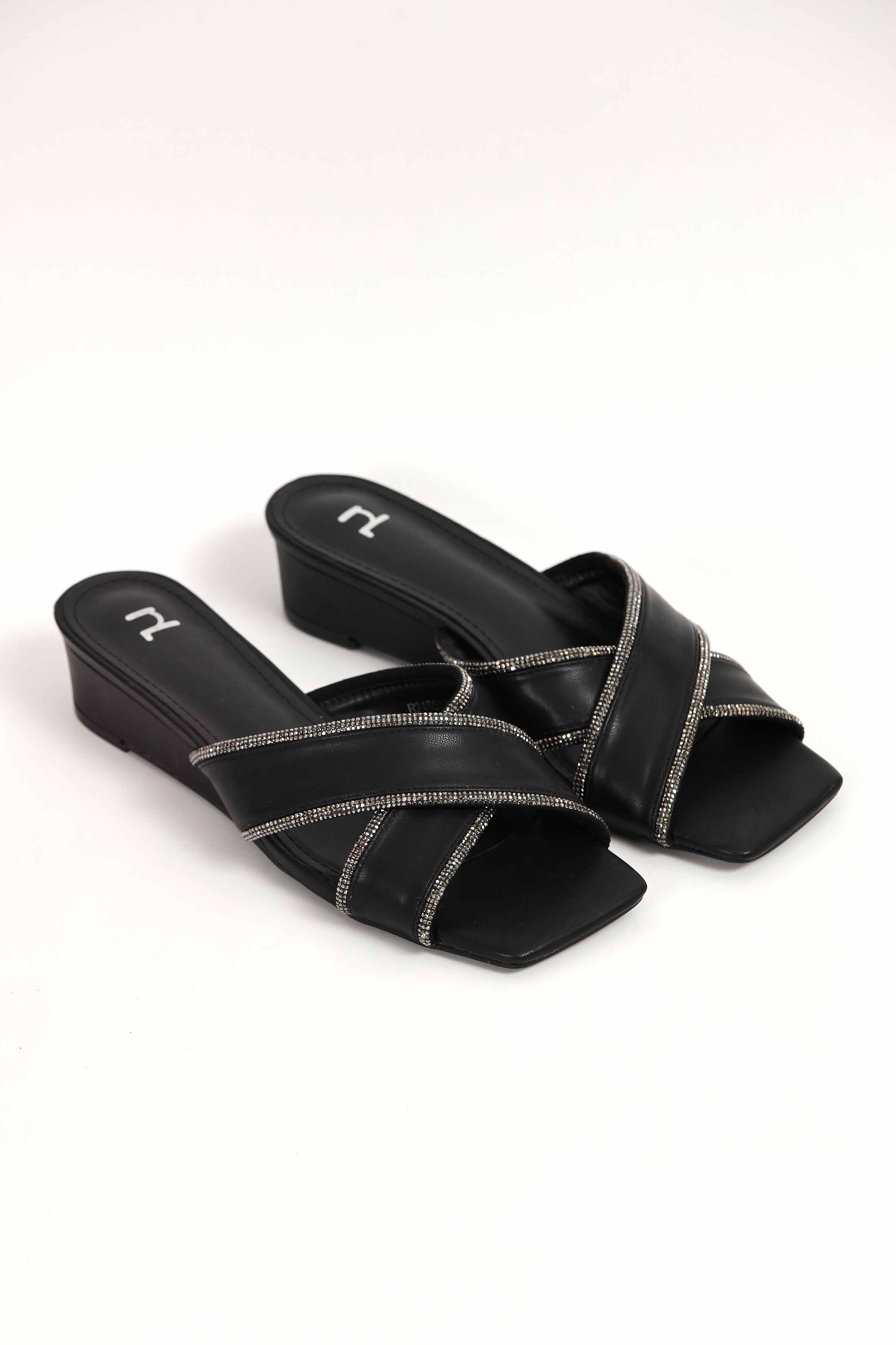 Black Chappal-439112903