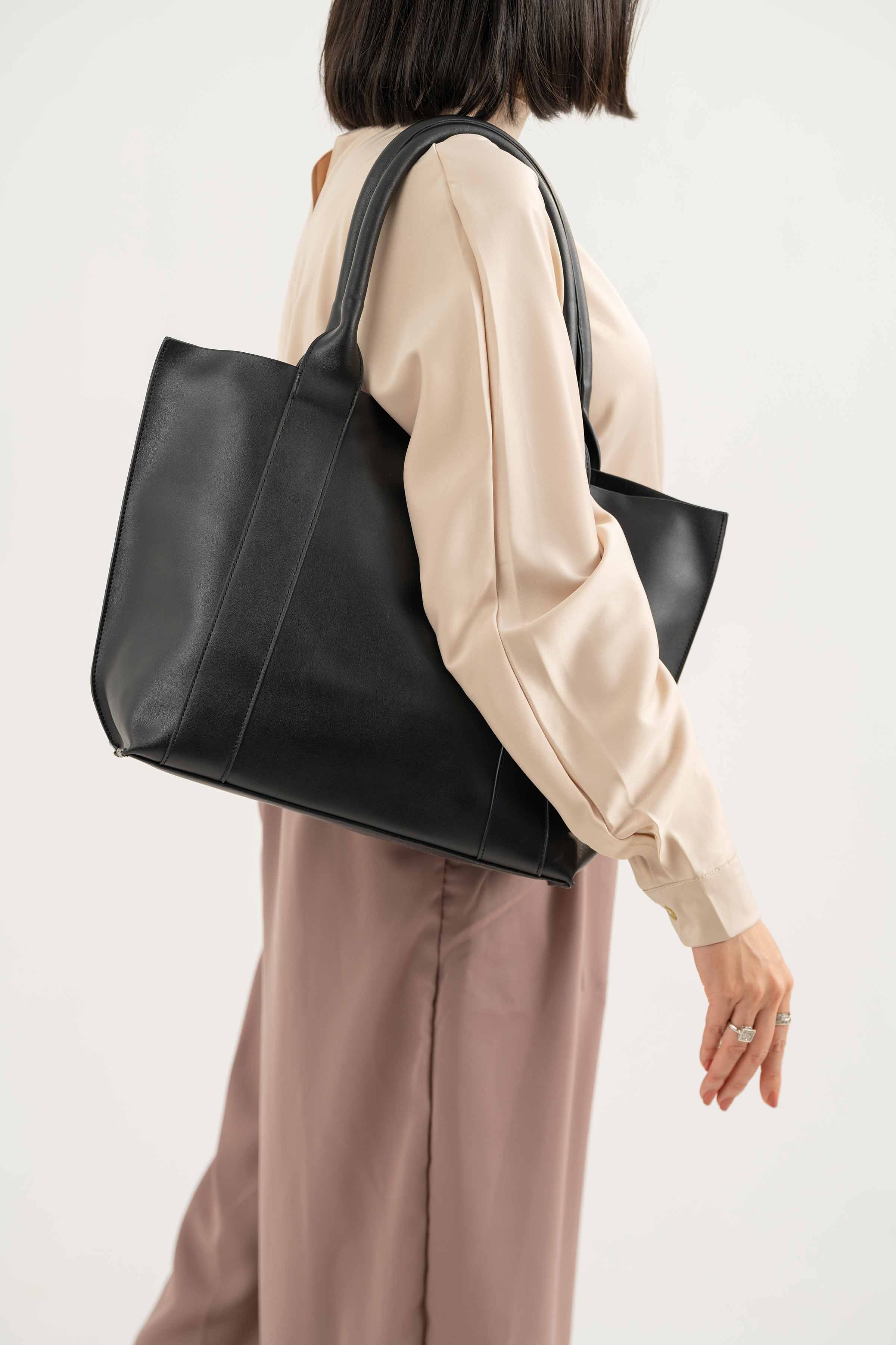 Black Hand Bag-441212103