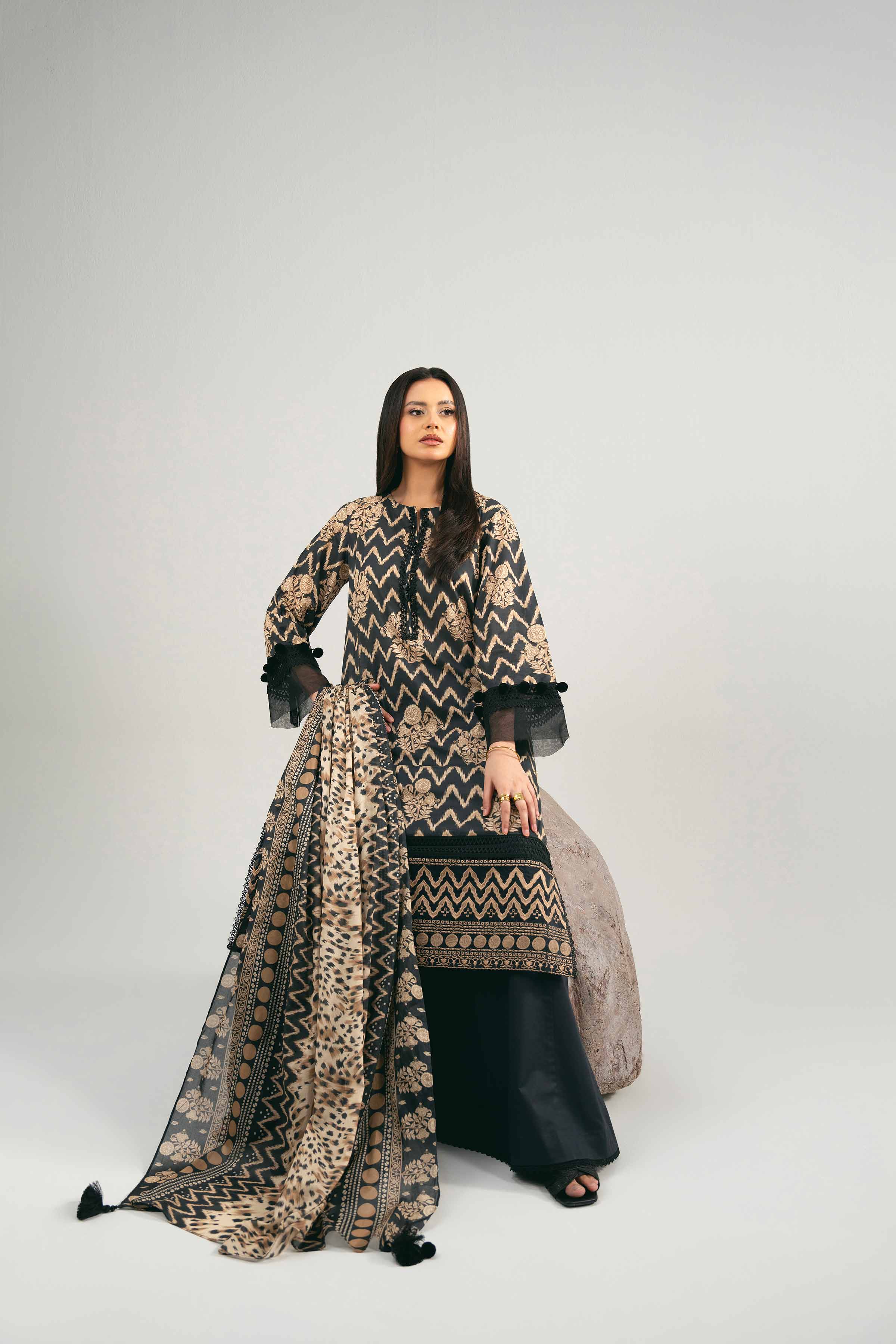 8360-3-Piece-Printed-Embroidered-Suit-42502016-4.jpg 3 Piece - Printed Embroidered Suit - 42502016